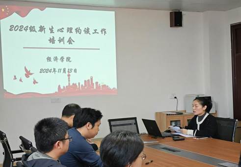 会议室里的人们 描述已自动生成