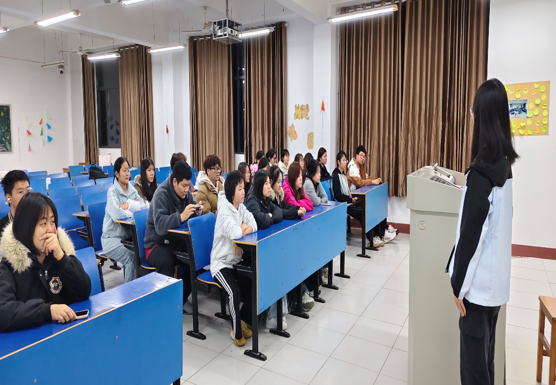 一群人在房间里AI 生成的内容可能不正确。